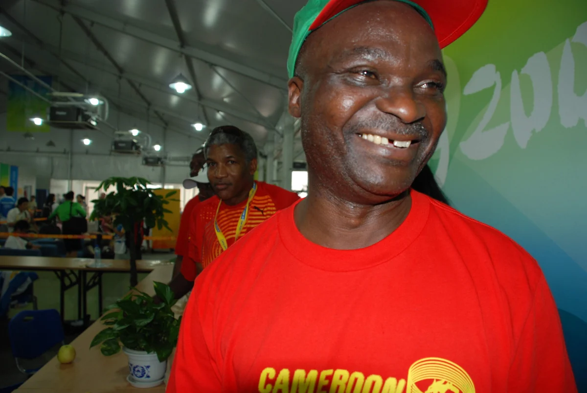 Roger Milla en tenue camerounaise au village olympique de Pékin, le 7 août 2008